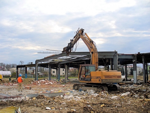 2008.03 - Lubartów - Demolishing buildings Polmozbyt