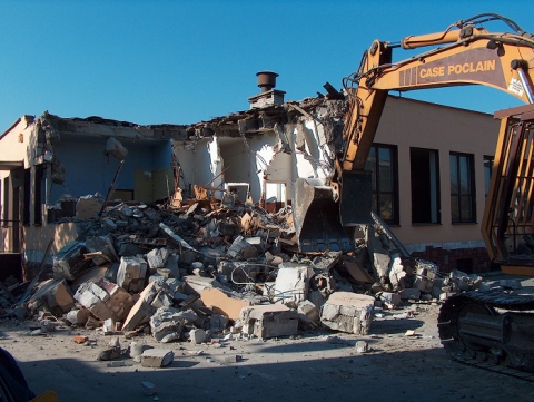 2005.08 - Kurów - Demolishing restaurant &quot;Złoty Kur&quot;